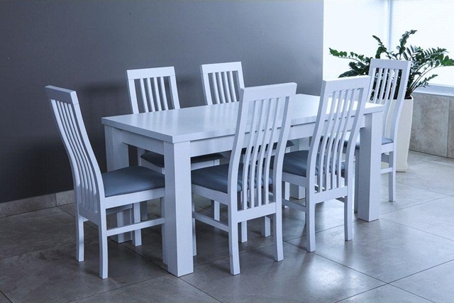 Комплект гостиной - белый стол и стулья
